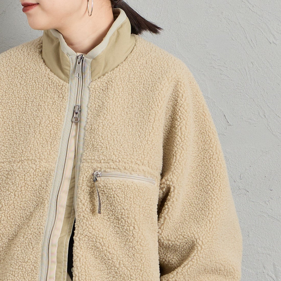 Gymphlex [ジムフレックス] コージーライトボアブルゾン [GY-A0249BOL] KHK BEIGE &&モデル身長：150cm 着用サイズ：14&&