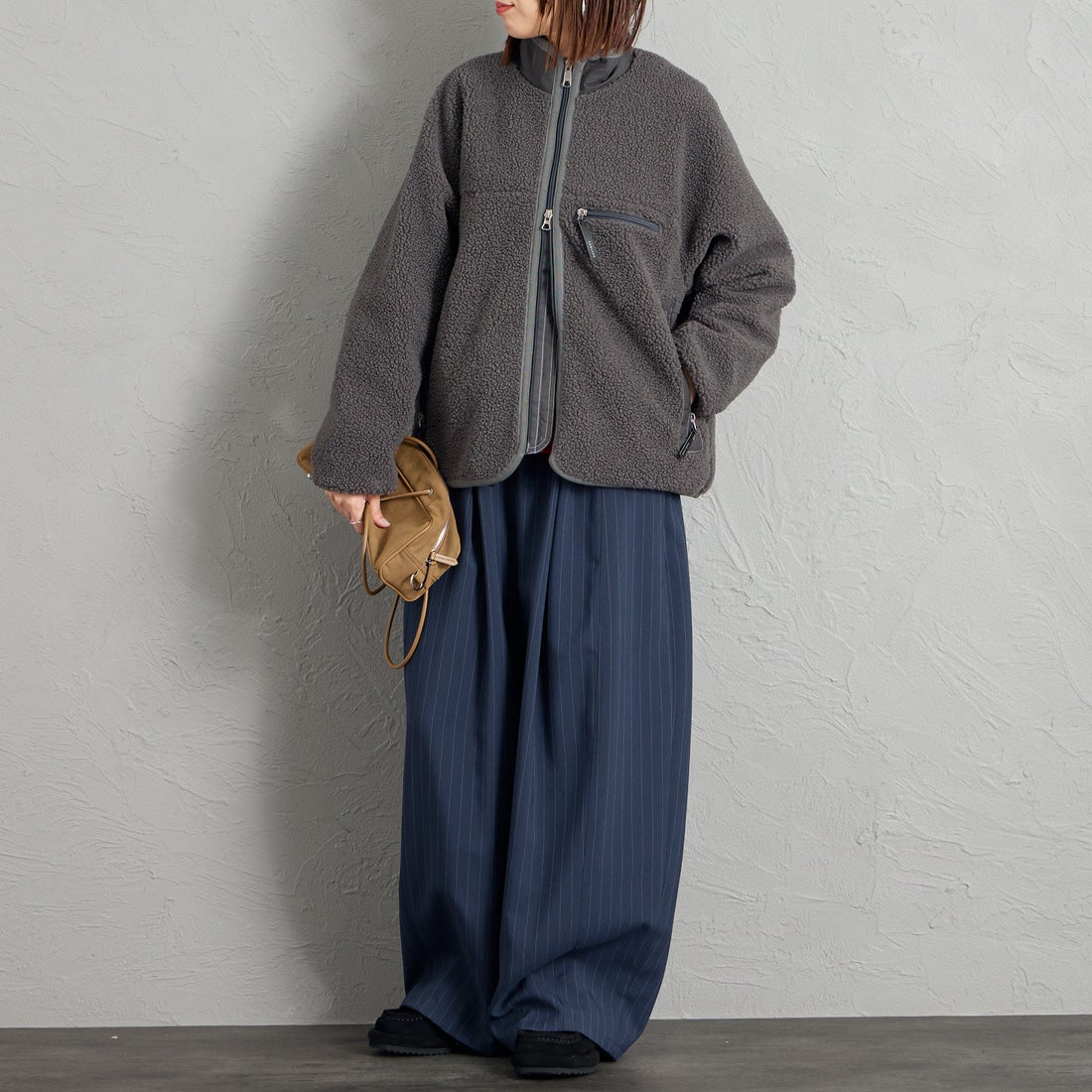 Gymphlex [ジムフレックス] コージーライトボアブルゾン [GY-A0249BOL] COAL GREY &&モデル身長：159cm 着用サイズ：14&&