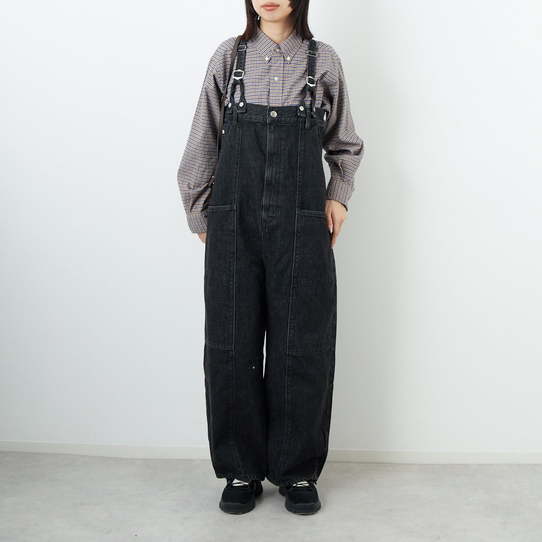 SOMETHING [サムシング] ダブルニーサロペット [SA1901] 83 BLACK &&モデル身長：162cm 着用サイズ：F&&