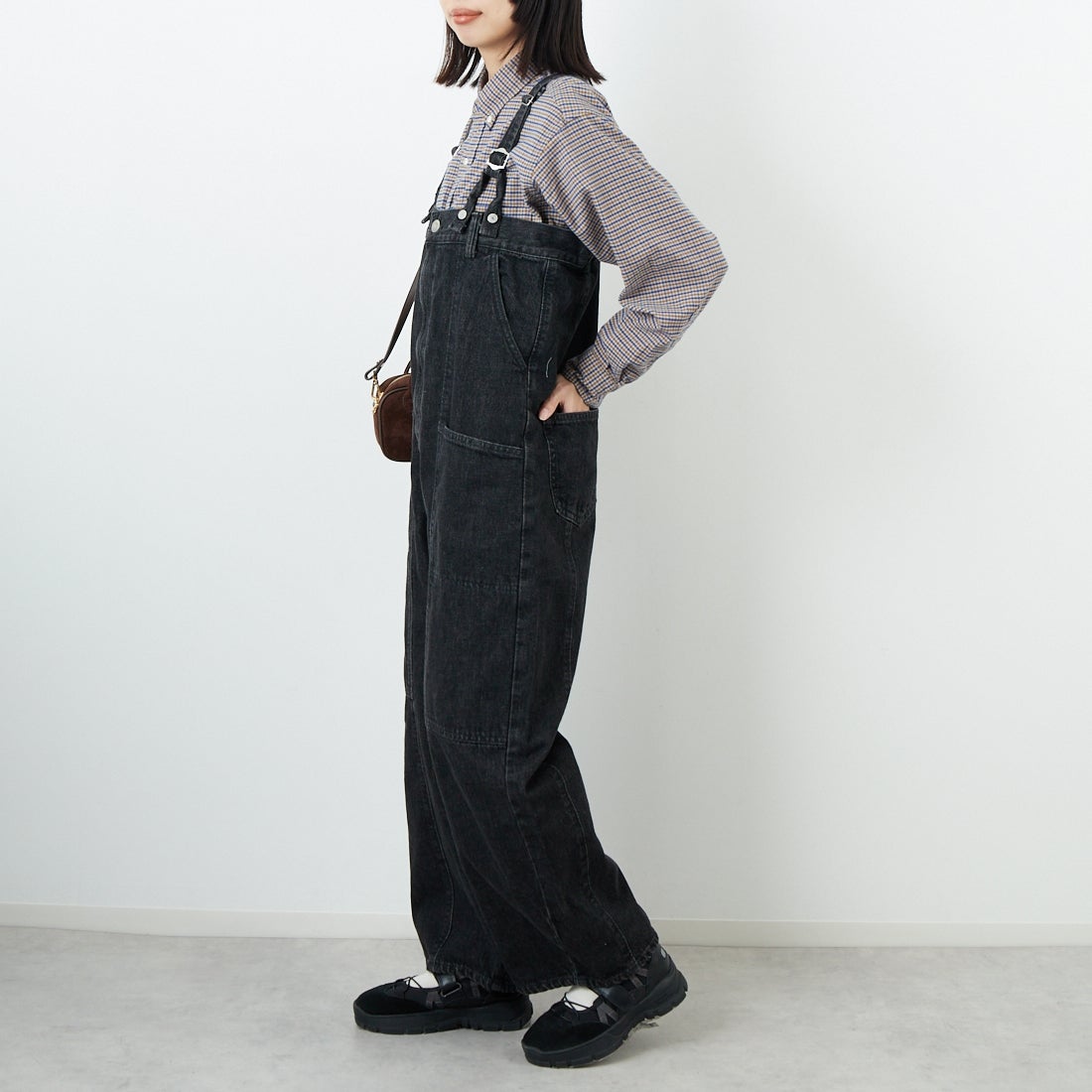 SOMETHING [サムシング] ダブルニーサロペット [SA1901] 83 BLACK &&モデル身長：162cm 着用サイズ：F&&