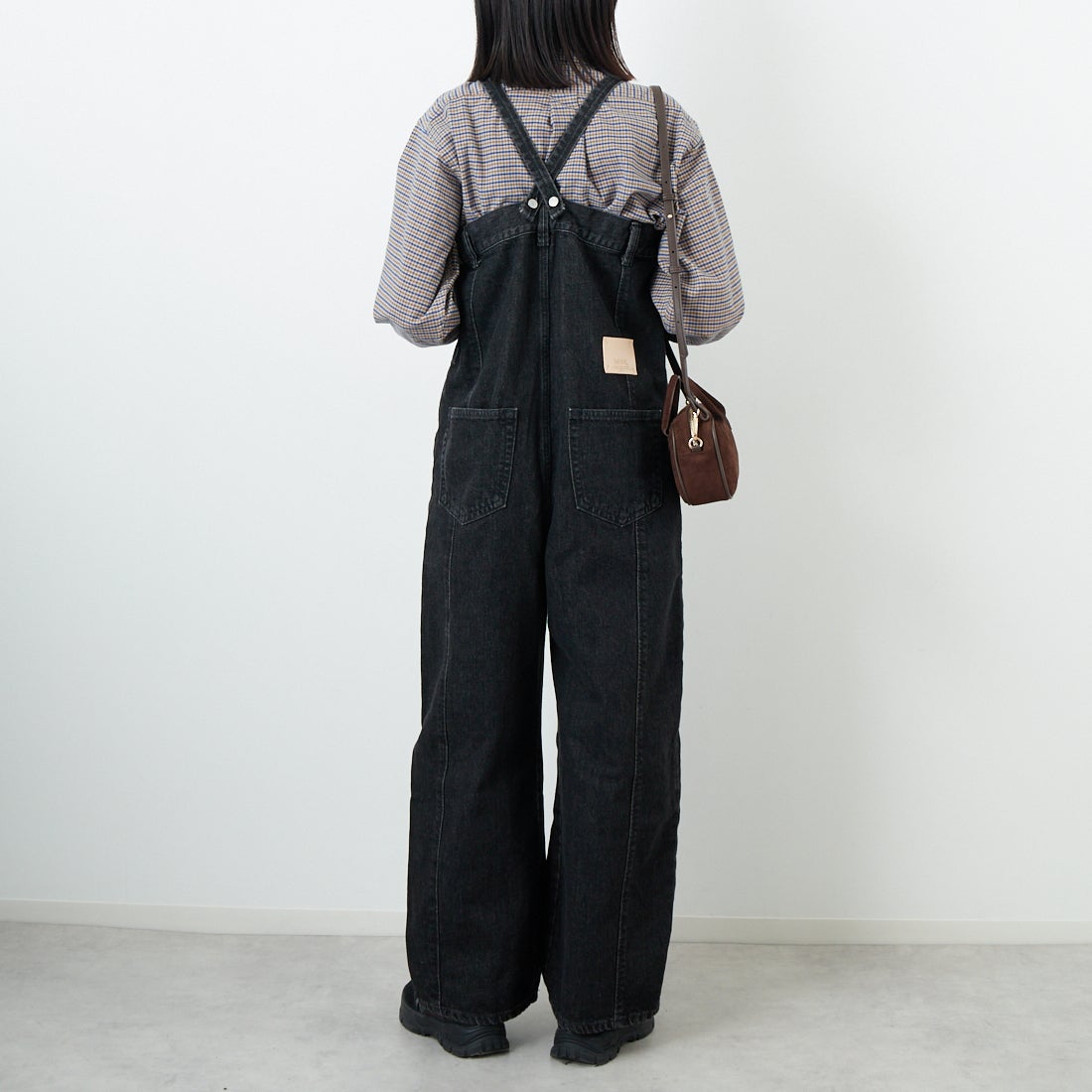 SOMETHING [サムシング] ダブルニーサロペット [SA1901] 83 BLACK &&モデル身長：162cm 着用サイズ：F&&