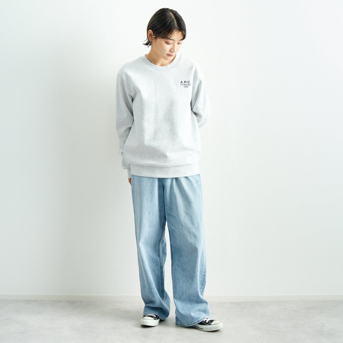 A.P.C. [アー・ペー・セー] ロゴ刺繍スウェット [RUE-MADAME] 92 GRIS CH &&モデル身長：160cm 着用サイズ：S&&