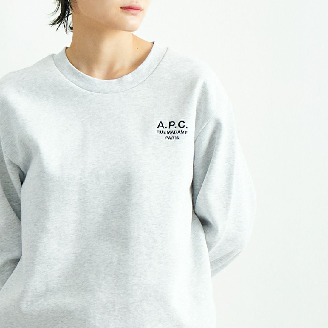 A.P.C. [アー・ペー・セー] ロゴ刺繍スウェット [RUE-MADAME] 92 GRIS CH &&モデル身長：160cm 着用サイズ：S&&