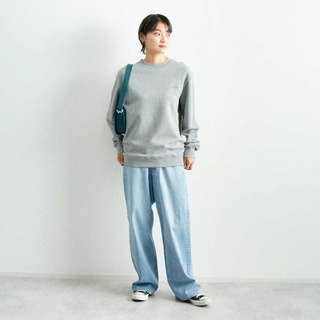 A.P.C. [アー・ペー・セー] ロゴ刺繍スウェット [APC-BRODE] 93 GRIS CH &&モデル身長：160cm 着用サイズ：S&&