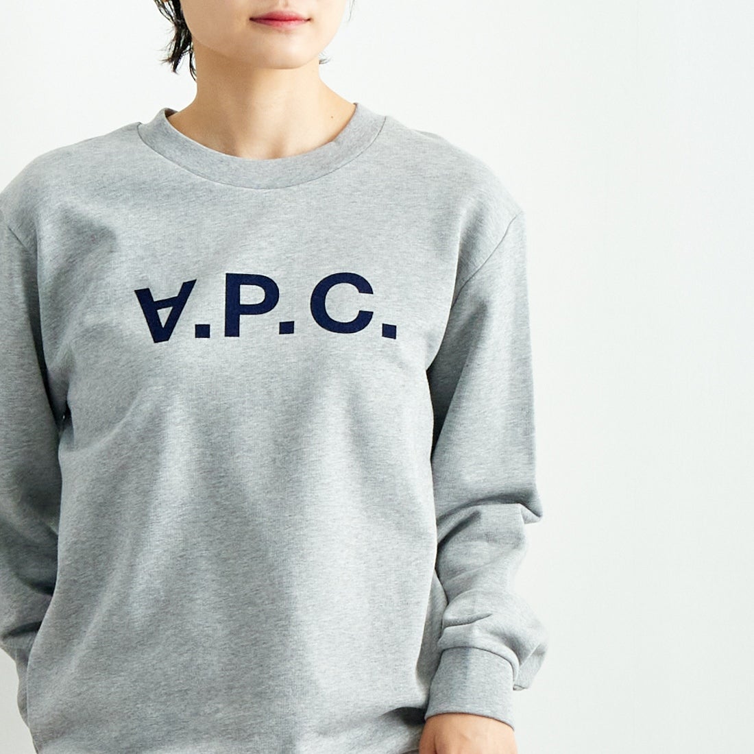 A.P.C. [アー・ペー・セー] VPC ロゴスウェット [GRAND-VPC] 92 GRIS CH &&モデル身長：160cm 着用サイズ：S&&
