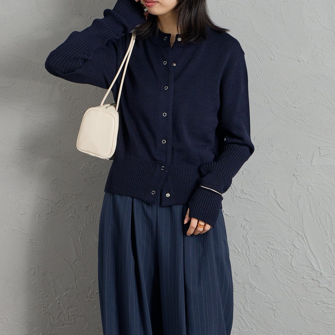 THE SHINZONE [ザ シンゾーン] ロングリブカーディガン [23AMSNI05] 85 NAVY &&モデル身長：162cm 着用サイズ：F0&&