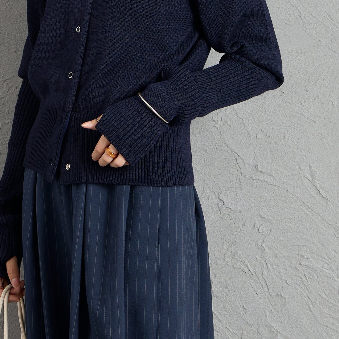 THE SHINZONE [ザ シンゾーン] ロングリブカーディガン [23AMSNI05] 85 NAVY &&モデル身長：162cm 着用サイズ：F0&&