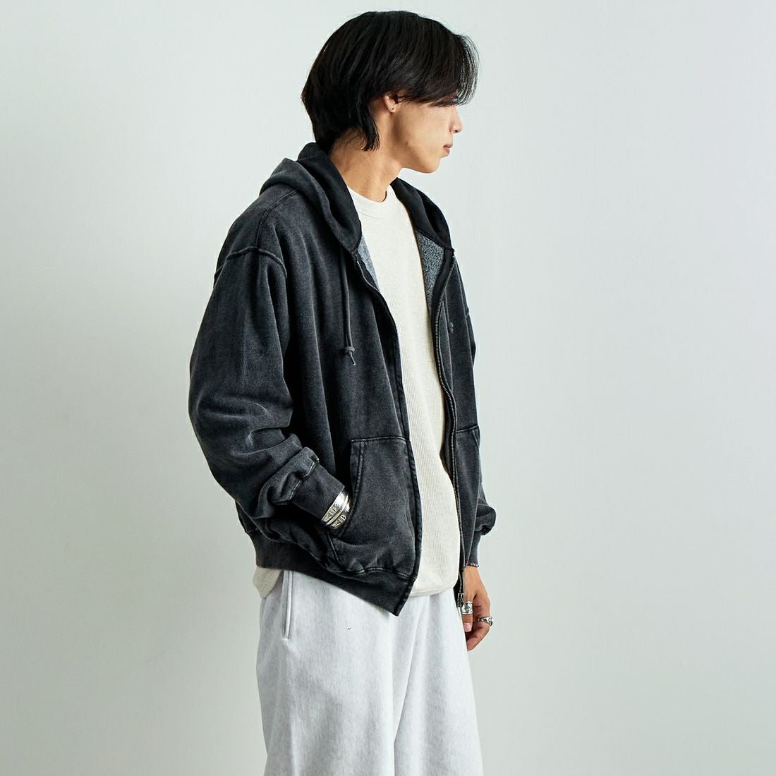 Jeans Factory Clothes [ジーンズファクトリークローズ] T/Cケミカルカコウウラケジップパーカー [2423-426IN] BLACK &&モデル身長：179cm 着用サイズ：L&&
