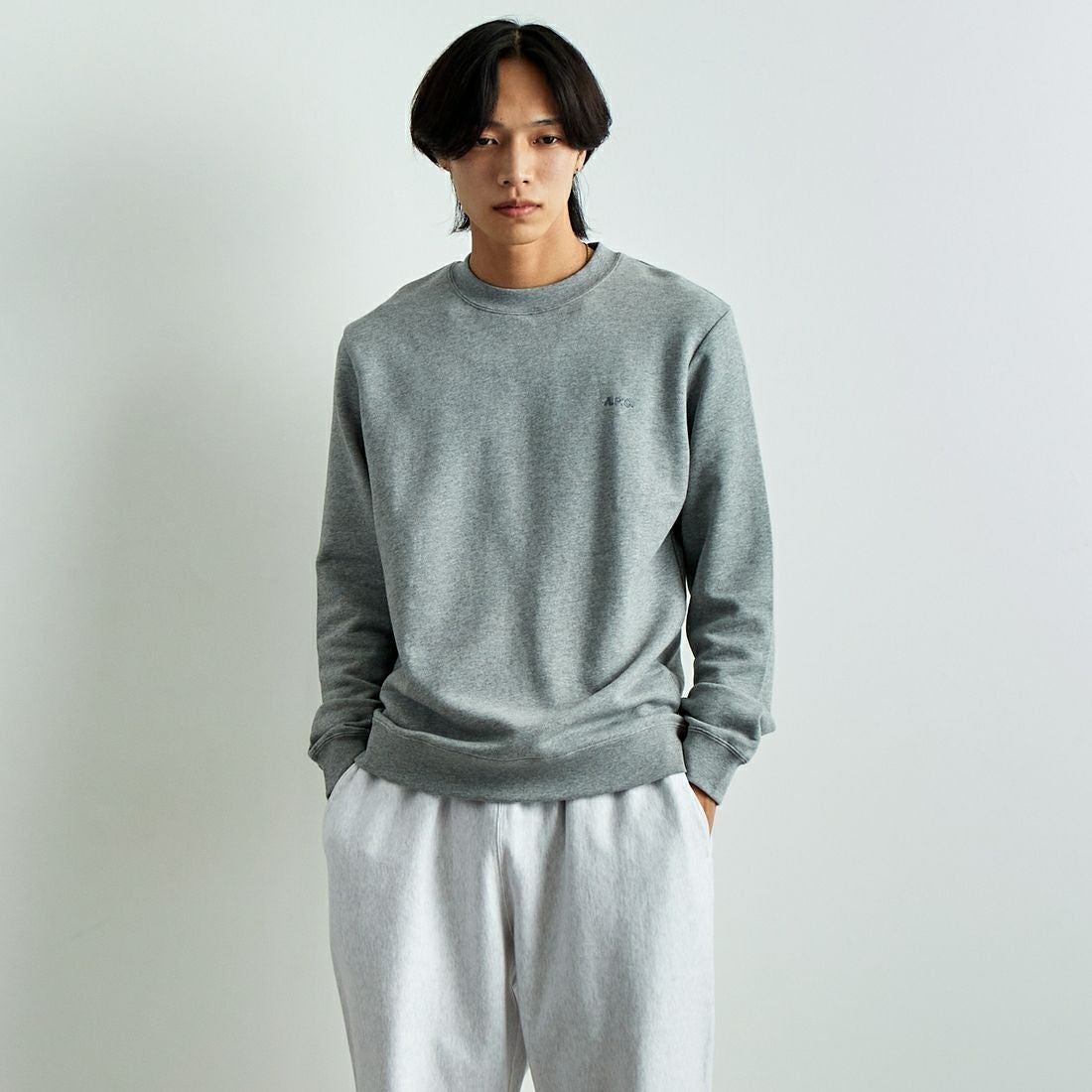 A.P.C. [アー・ペー・セー] ロゴ刺繍スウェット [APC-BRODE] 93 GRIS CH &&モデル身長：179cm 着用サイズ：M&&