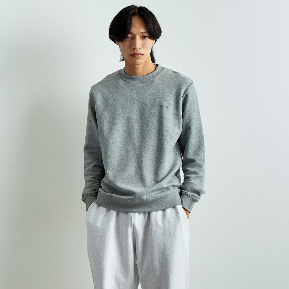 A.P.C. [アー・ペー・セー] ロゴ刺繍スウェット [APC-BRODE] 93 GRIS CH &&モデル身長：179cm 着用サイズ：M&&