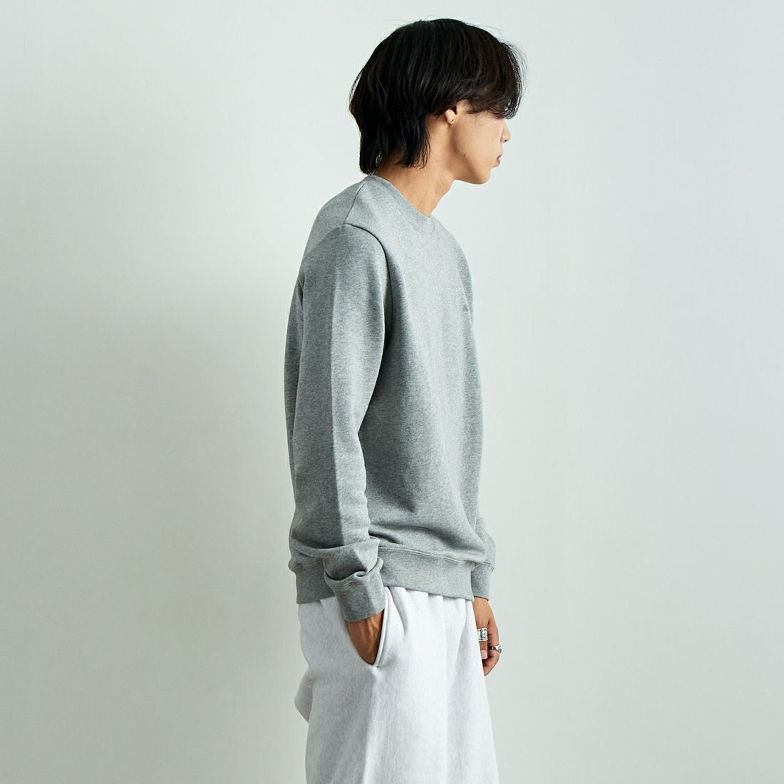 A.P.C. [アー・ペー・セー] ロゴ刺繍スウェット [APC-BRODE] 93 GRIS CH &&モデル身長：179cm 着用サイズ：M&&
