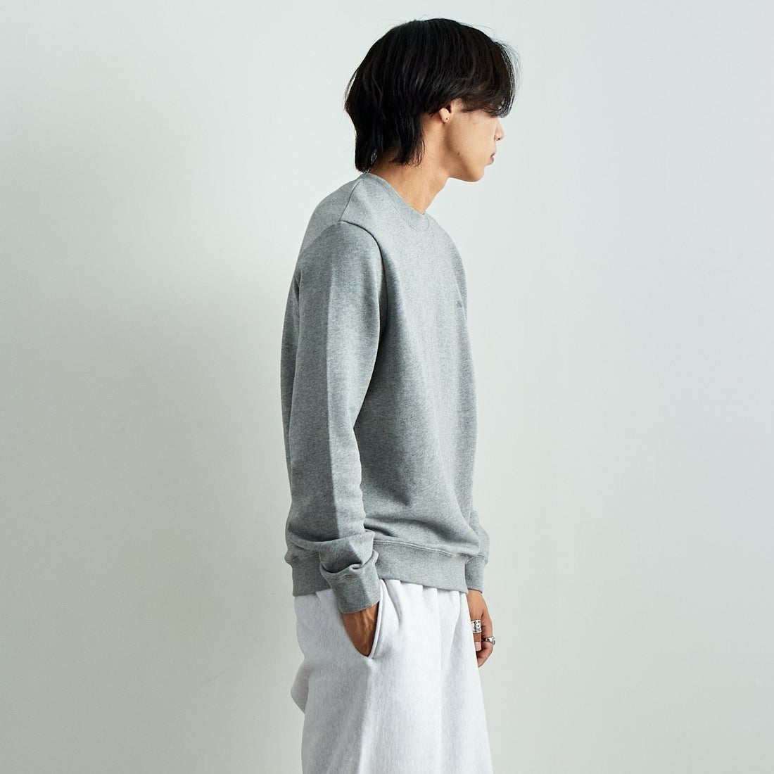 A.P.C. [アー・ペー・セー] ロゴ刺繍スウェット [APC-BRODE] 93 GRIS CH &&モデル身長：179cm 着用サイズ：M&&