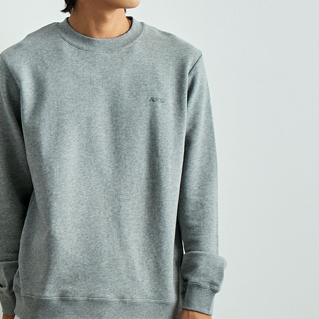 A.P.C. [アー・ペー・セー] ロゴ刺繍スウェット [APC-BRODE] 93 GRIS CH &&モデル身長：179cm 着用サイズ：M&&