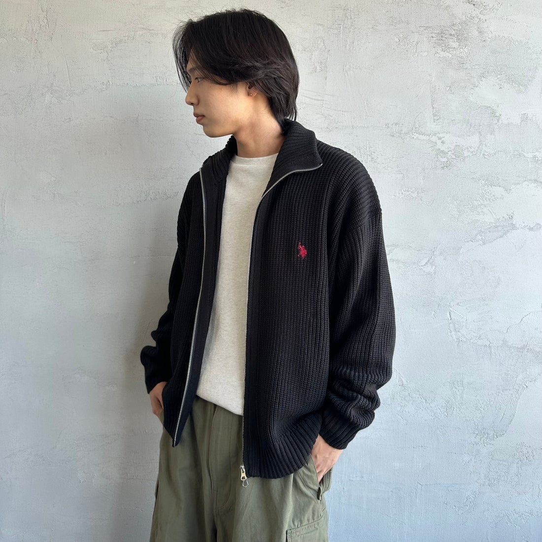 U.S.POLO ASSN. [ユーエスポロアッスン] 別注 ワンポイントロゴ刺繍 ドライバーズニットカーディガン [PLM43409IN-JF] ﾌﾞﾗｯｸ&&モデル身長：179cm 着用サイズ：L&&