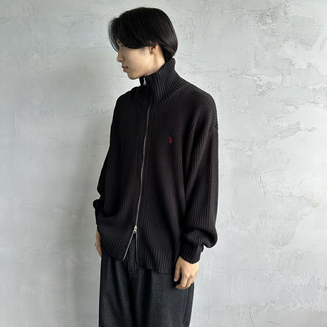U.S.POLO ASSN. [ユーエスポロアッスン] 別注 ワンポイントロゴ刺繍 ドライバーズニットカーディガン [PLM43409IN-JF] ﾌﾞﾗｯｸ&&モデル身長：179cm 着用サイズ：XL&&