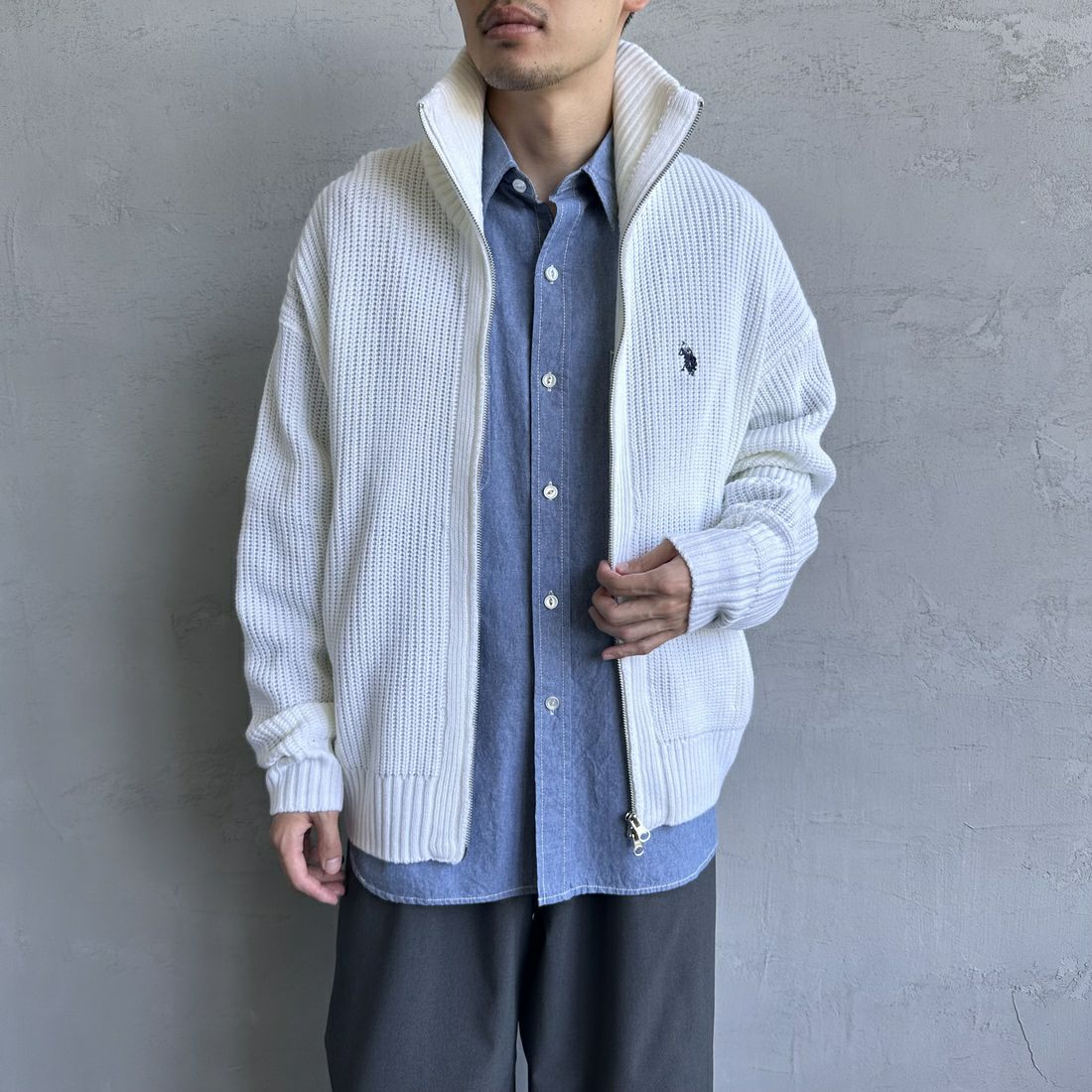 U.S.POLO ASSN. [ユーエスポロアッスン] 別注 ワンポイントロゴ刺繍 ドライバーズニットカーディガン [PLM43409IN-JF] ｵﾌﾎﾜｲﾄ&&モデル身長：168cm 着用サイズ：M&&