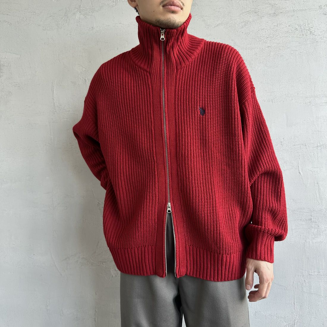 U.S.POLO ASSN. [ユーエスポロアッスン] 別注 ワンポイントロゴ刺繍 ドライバーズニットカーディガン [PLM43409IN-JF] ﾚｯﾄﾞ&&モデル身長：168cm 着用サイズ：M&&