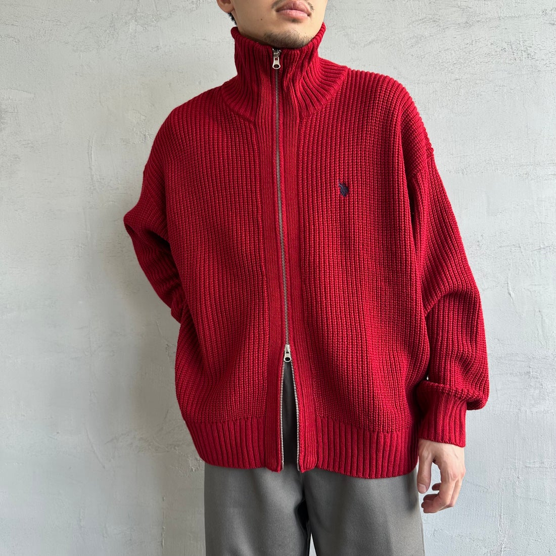 U.S.POLO ASSN. [ユーエスポロアッスン] 別注 ワンポイントロゴ刺繍 ドライバーズニットカーディガン [PLM43409IN-JF] ﾚｯﾄﾞ&&モデル身長：168cm 着用サイズ：M&&