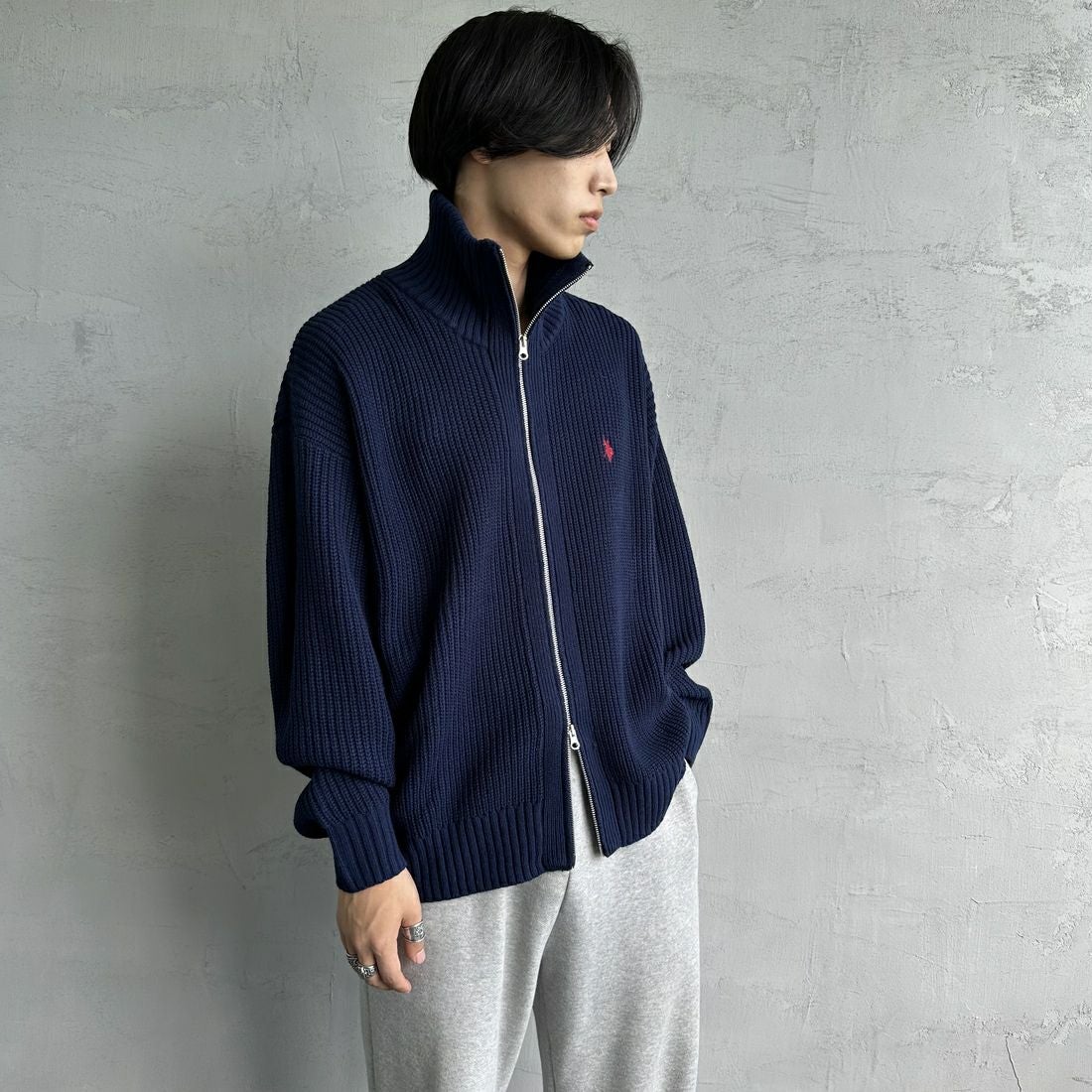 U.S.POLO ASSN. [ユーエスポロアッスン] 別注 ワンポイントロゴ刺繍 ドライバーズニットカーディガン [PLM43409IN-JF] ﾈｲﾋﾞｰ&&モデル身長：179cm 着用サイズ：L&&