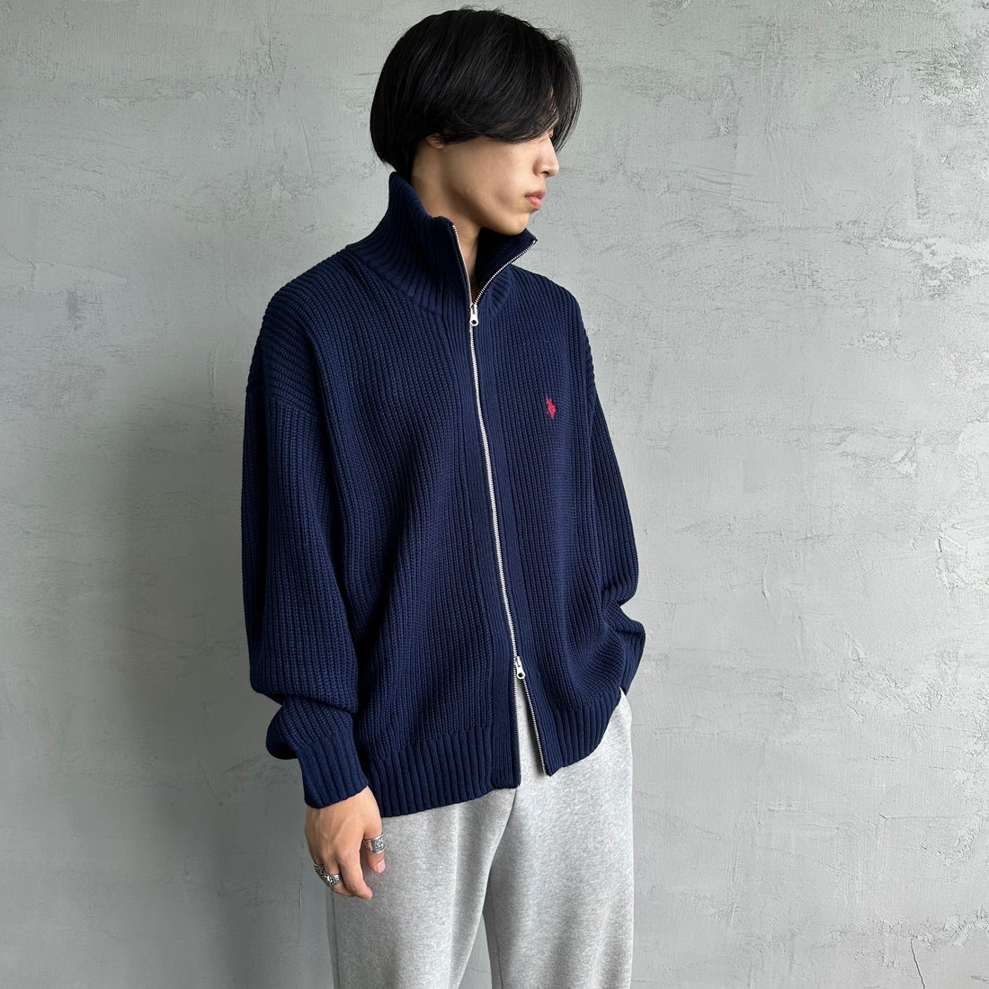 U.S.POLO ASSN. [ユーエスポロアッスン] 別注 ワンポイントロゴ刺繍 ドライバーズニットカーディガン [PLM43409IN-JF] ﾈｲﾋﾞｰ&&モデル身長：179cm 着用サイズ：L&&