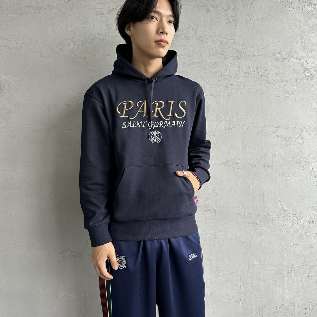 PARIS SAINT-GERMAN [パリ・サンジェルマン] PSG ブランド刺繍ロゴ スウェットパーカー [PS0624FW0001] NAVY &&モデル身長：179cm 着用サイズ：M&&