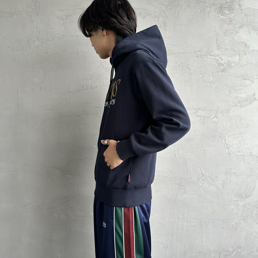 PARIS SAINT-GERMAN [パリ・サンジェルマン] PSG ブランド刺繍ロゴ スウェットパーカー [PS0624FW0001] NAVY &&モデル身長：179cm 着用サイズ：M&&