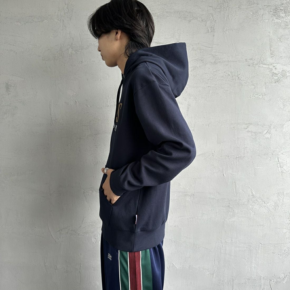 PARIS SAINT-GERMAN [パリ・サンジェルマン] PSG ブランド刺繍ロゴ スウェットパーカー [PS0624FW0001] NAVY &&モデル身長：179cm 着用サイズ：L&&