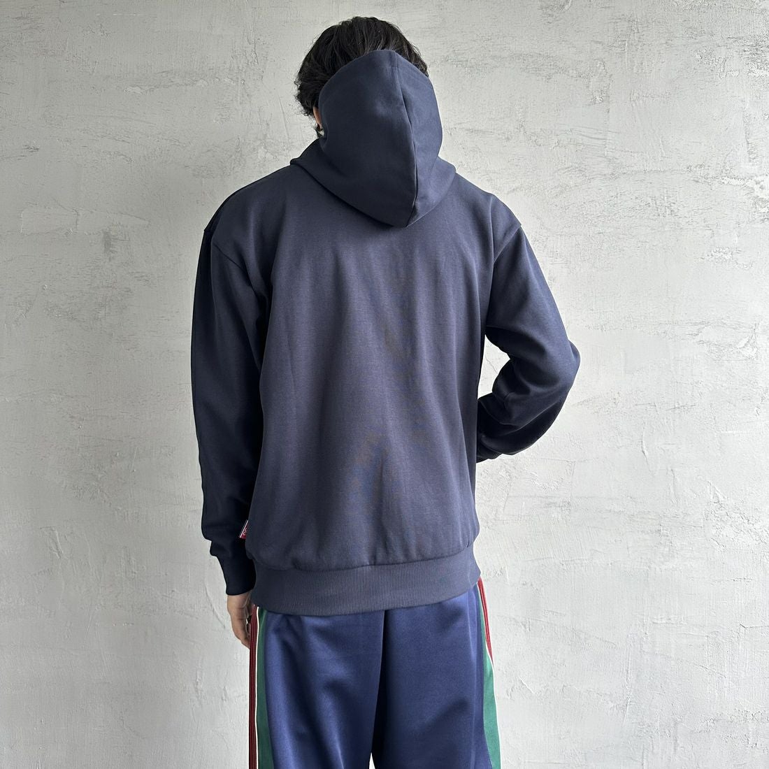 PARIS SAINT-GERMAN [パリ・サンジェルマン] PSG ブランド刺繍ロゴ スウェットパーカー [PS0624FW0001] NAVY &&モデル身長：179cm 着用サイズ：L&&