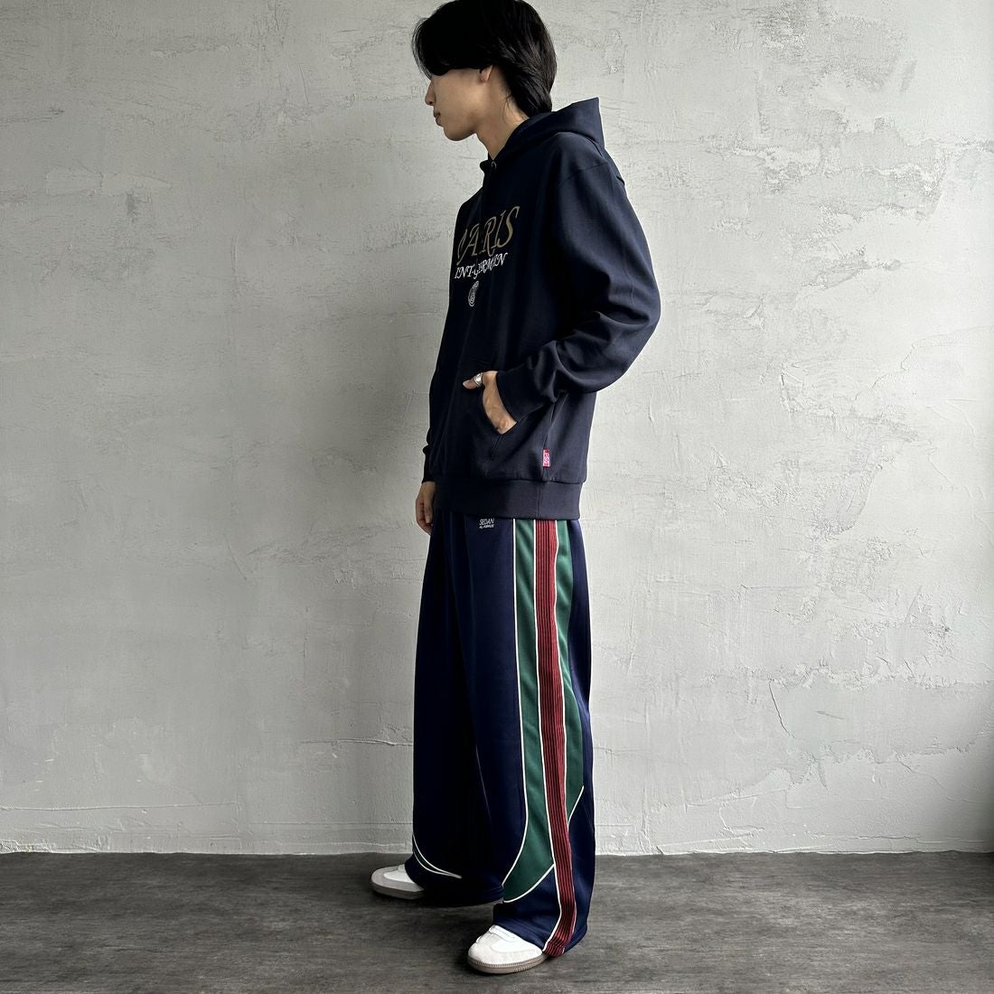 PARIS SAINT-GERMAN [パリ・サンジェルマン] PSG ブランド刺繍ロゴ スウェットパーカー [PS0624FW0001] NAVY &&モデル身長：179cm 着用サイズ：XL&&