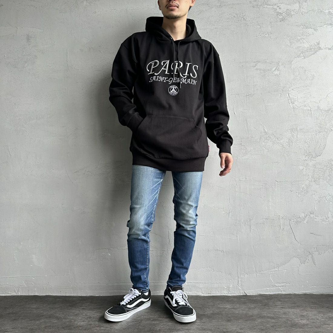 PARIS SAINT-GERMAN [パリ・サンジェルマン] PSG ブランド刺繍ロゴ スウェットパーカー [PS0624FW0001] BLACK &&モデル身長：168cm 着用サイズ：XL&&
