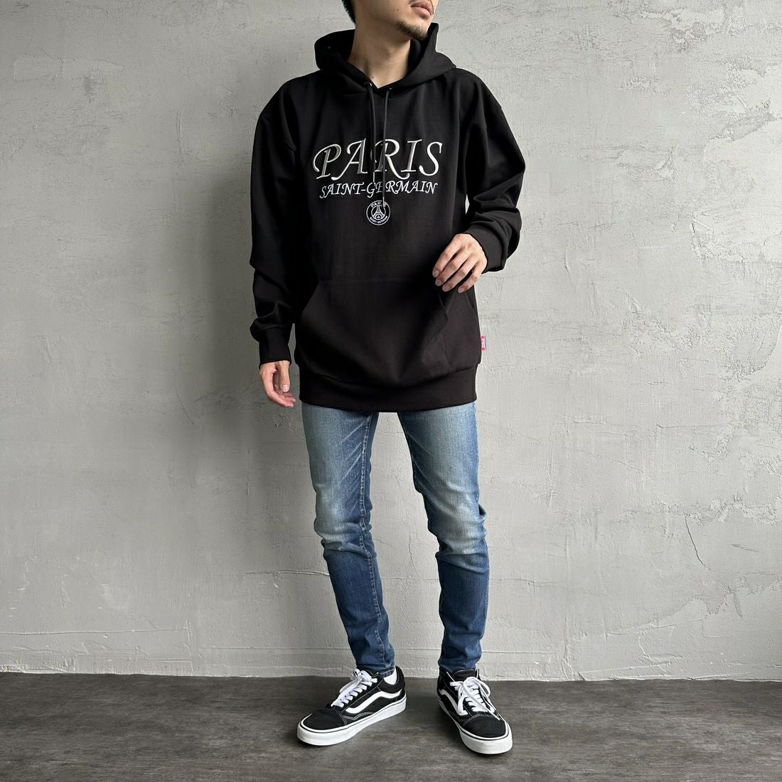 PARIS SAINT-GERMAN [パリ・サンジェルマン] PSG ブランド刺繍ロゴ スウェットパーカー [PS0624FW0001] BLACK &&モデル身長：168cm 着用サイズ：XL&&