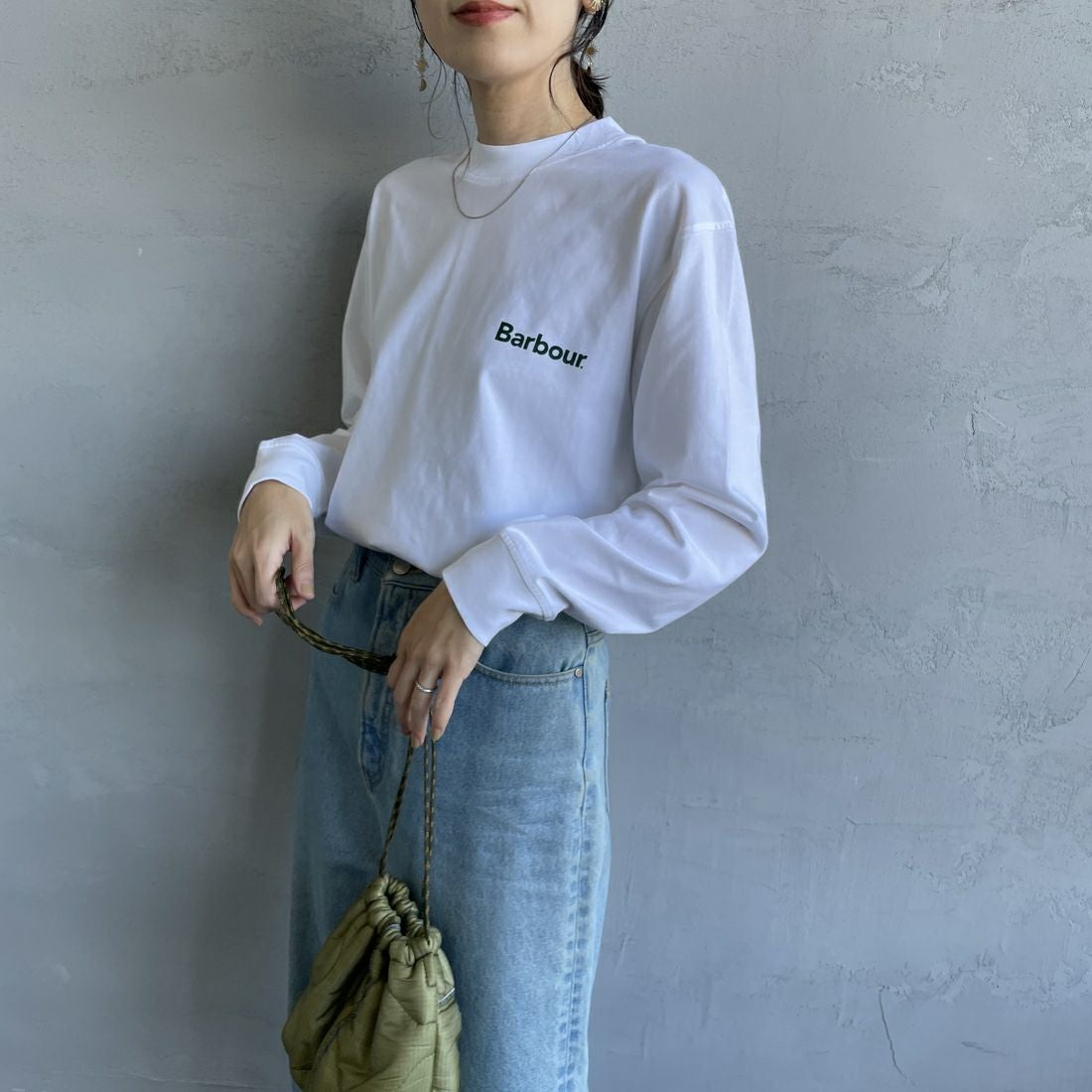 Barbour [バブアー] ワンポイントロゴ ロングスリーブTシャツ [MTS1328] WHITE &&モデル身長：160cm 着用サイズ：36&&