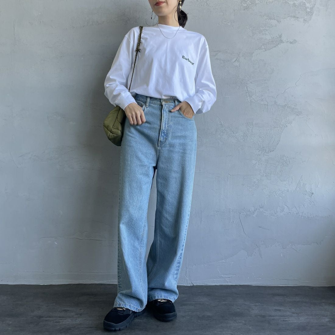 Barbour [バブアー] ワンポイントロゴ ロングスリーブTシャツ [MTS1328] WHITE &&モデル身長：160cm 着用サイズ：36&&