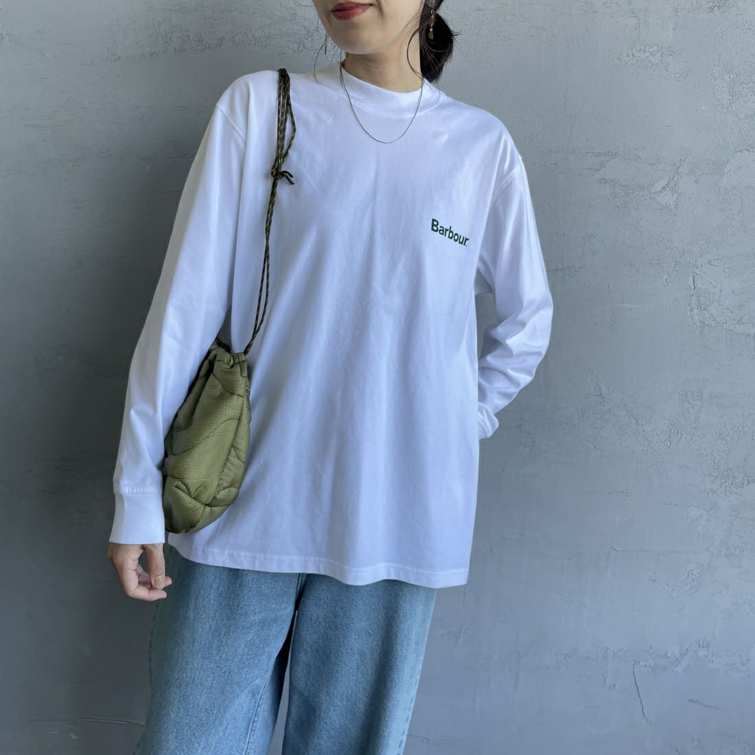 Barbour [バブアー] ワンポイントロゴ ロングスリーブTシャツ [MTS1328] WHITE &&モデル身長：160cm 着用サイズ：36&&