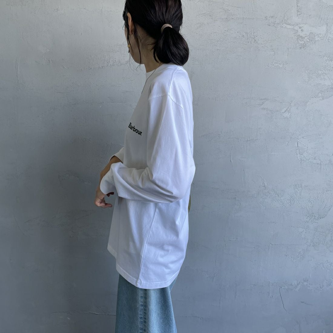 Barbour [バブアー] ワンポイントロゴ ロングスリーブTシャツ [MTS1328] WHITE &&モデル身長：160cm 着用サイズ：36&&