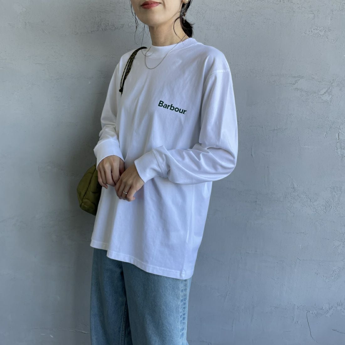 Barbour [バブアー] ワンポイントロゴ ロングスリーブTシャツ [MTS1328] WHITE &&モデル身長：160cm 着用サイズ：36&&