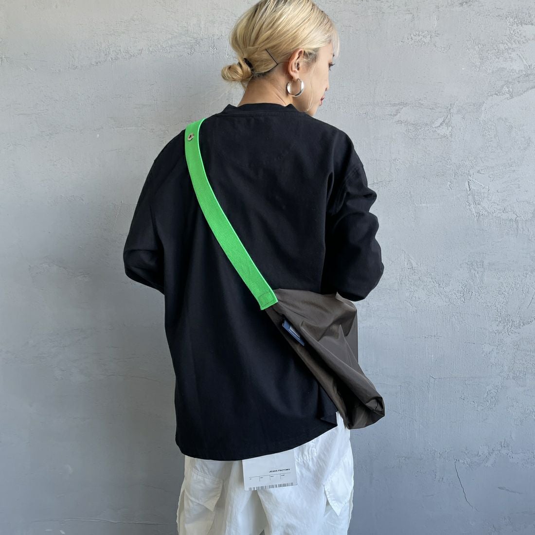 Barbour [バブアー] ワンポイントロゴ ロングスリーブTシャツ [MTS1328] BLACK &&モデル身長：150cm 着用サイズ：36&&