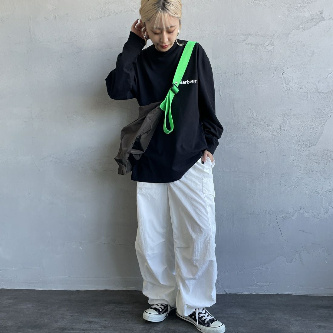 Barbour [バブアー] ワンポイントロゴ ロングスリーブTシャツ [MTS1328] BLACK &&モデル身長：150cm 着用サイズ：36&&