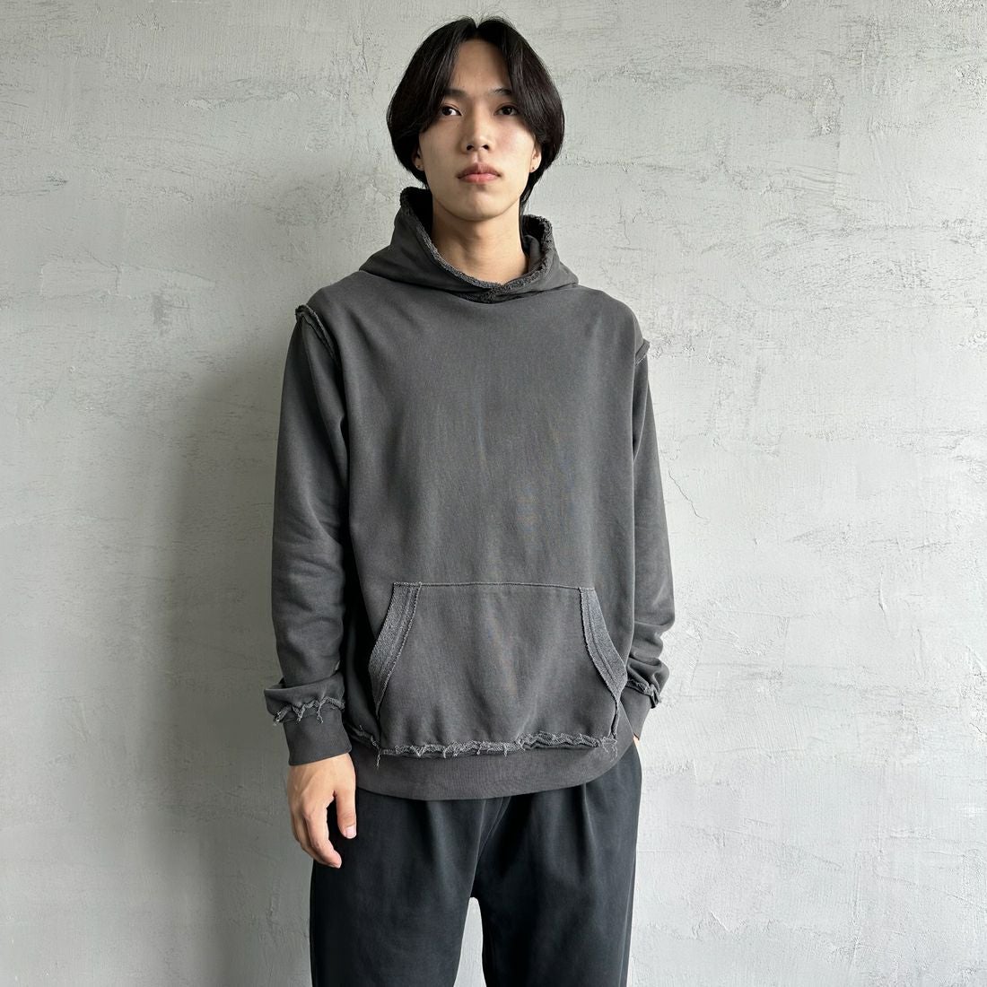 ONEITA [オニータ] 別注 インサイドアウト スウェットパーカー [2423-441IN-JF] CHARCOAL &&モデル身長：179cm 着用サイズ：L&&