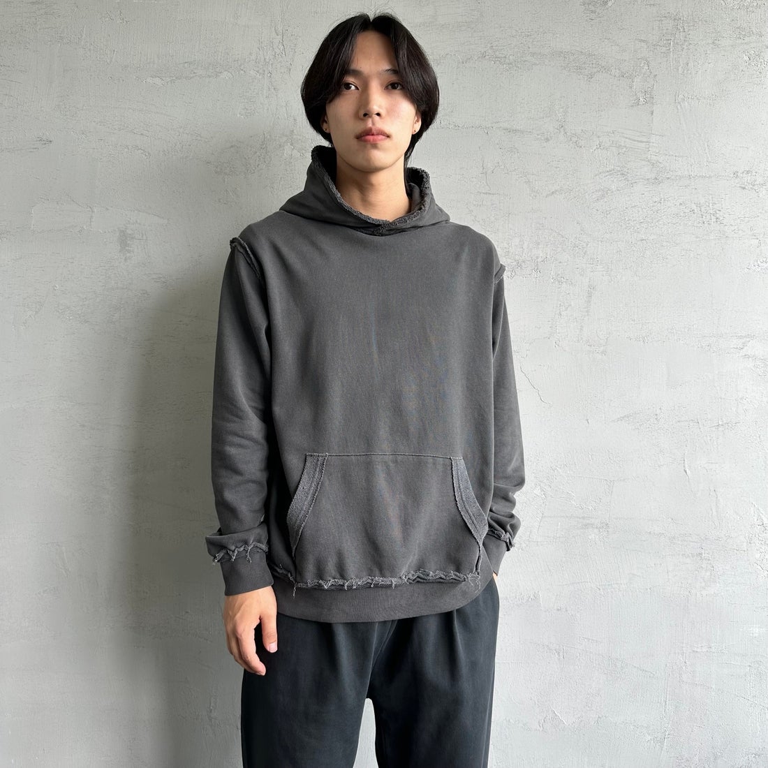 ONEITA [オニータ] 別注 インサイドアウト スウェットパーカー [2423-441IN-JF] CHARCOAL &&モデル身長：179cm 着用サイズ：L&&