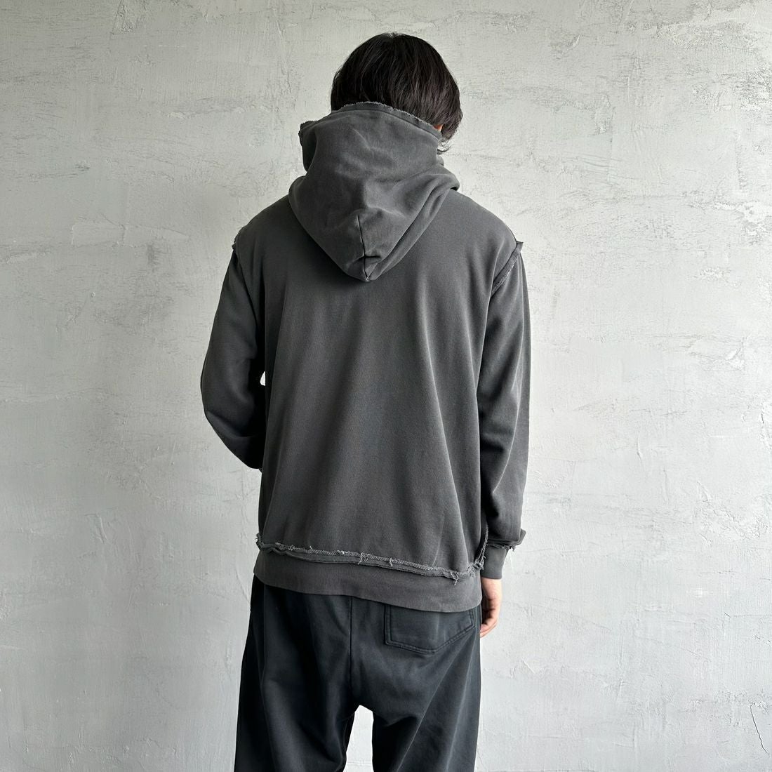 ONEITA [オニータ] 別注 インサイドアウト スウェットパーカー [2423-441IN-JF] CHARCOAL &&モデル身長：179cm 着用サイズ：L&&