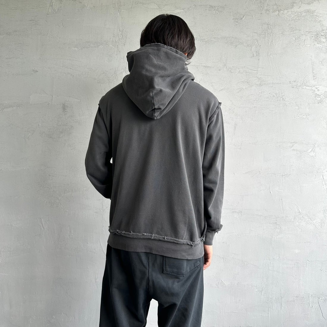ONEITA [オニータ] 別注 インサイドアウト スウェットパーカー [2423-441IN-JF] CHARCOAL &&モデル身長：179cm 着用サイズ：L&&