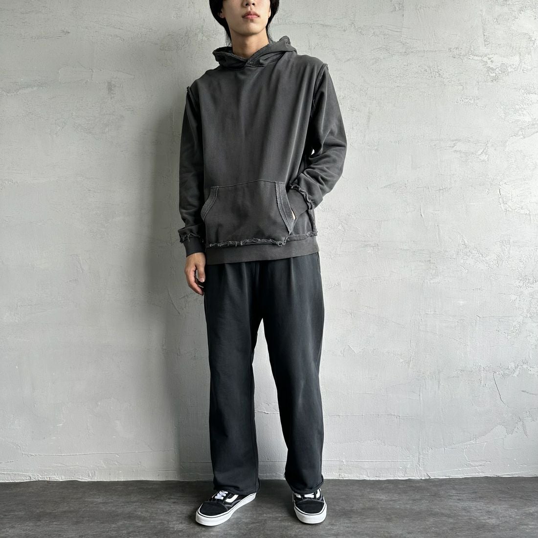 ONEITA [オニータ] 別注 インサイドアウト スウェットパーカー [2423-441IN-JF] CHARCOAL &&モデル身長：179cm 着用サイズ：L&&