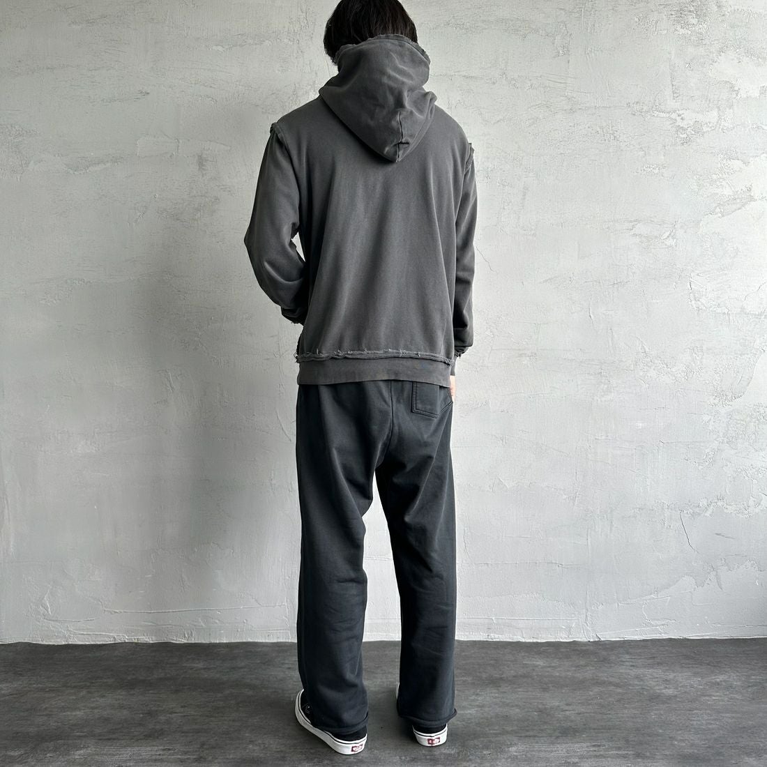 ONEITA [オニータ] 別注 インサイドアウト スウェットパーカー [2423-441IN-JF] CHARCOAL &&モデル身長：179cm 着用サイズ：L&&