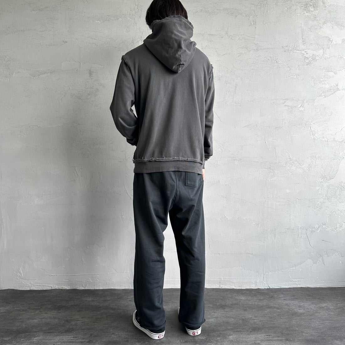 ONEITA [オニータ] 別注 インサイドアウト スウェットパーカー [2423-441IN-JF] CHARCOAL &&モデル身長：179cm 着用サイズ：L&&