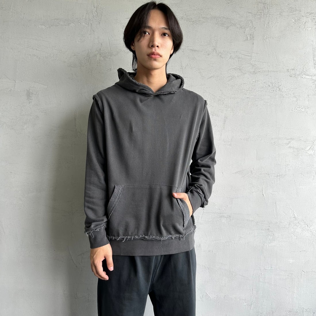 ONEITA [オニータ] 別注 インサイドアウト スウェットパーカー [2423-441IN-JF] CHARCOAL &&モデル身長：179cm 着用サイズ：M&&
