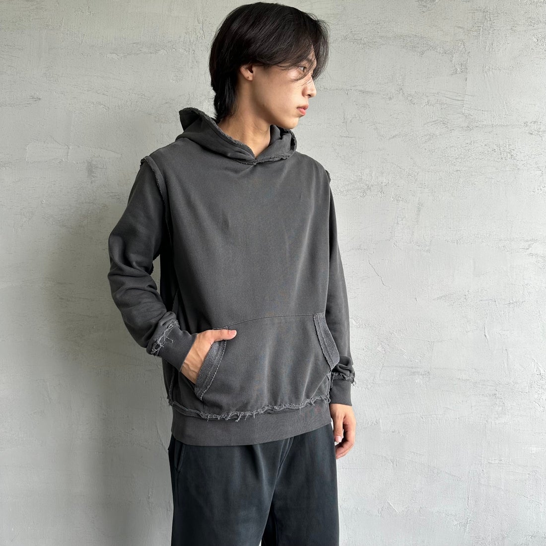 ONEITA [オニータ] 別注 インサイドアウト スウェットパーカー [2423-441IN-JF] CHARCOAL &&モデル身長：179cm 着用サイズ：M&&