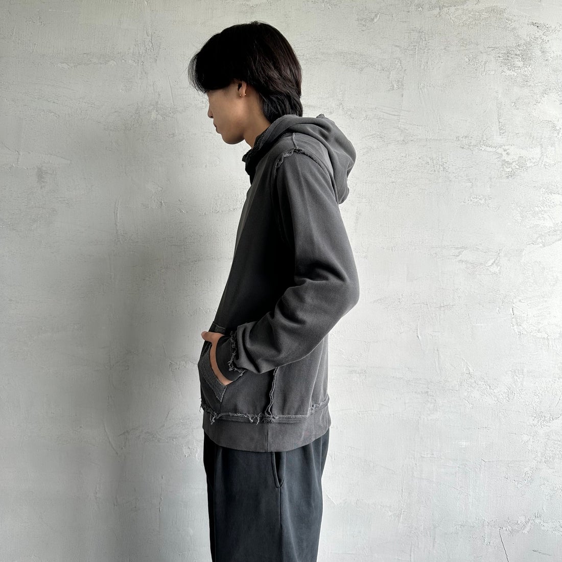 ONEITA [オニータ] 別注 インサイドアウト スウェットパーカー [2423-441IN-JF] CHARCOAL &&モデル身長：179cm 着用サイズ：M&&