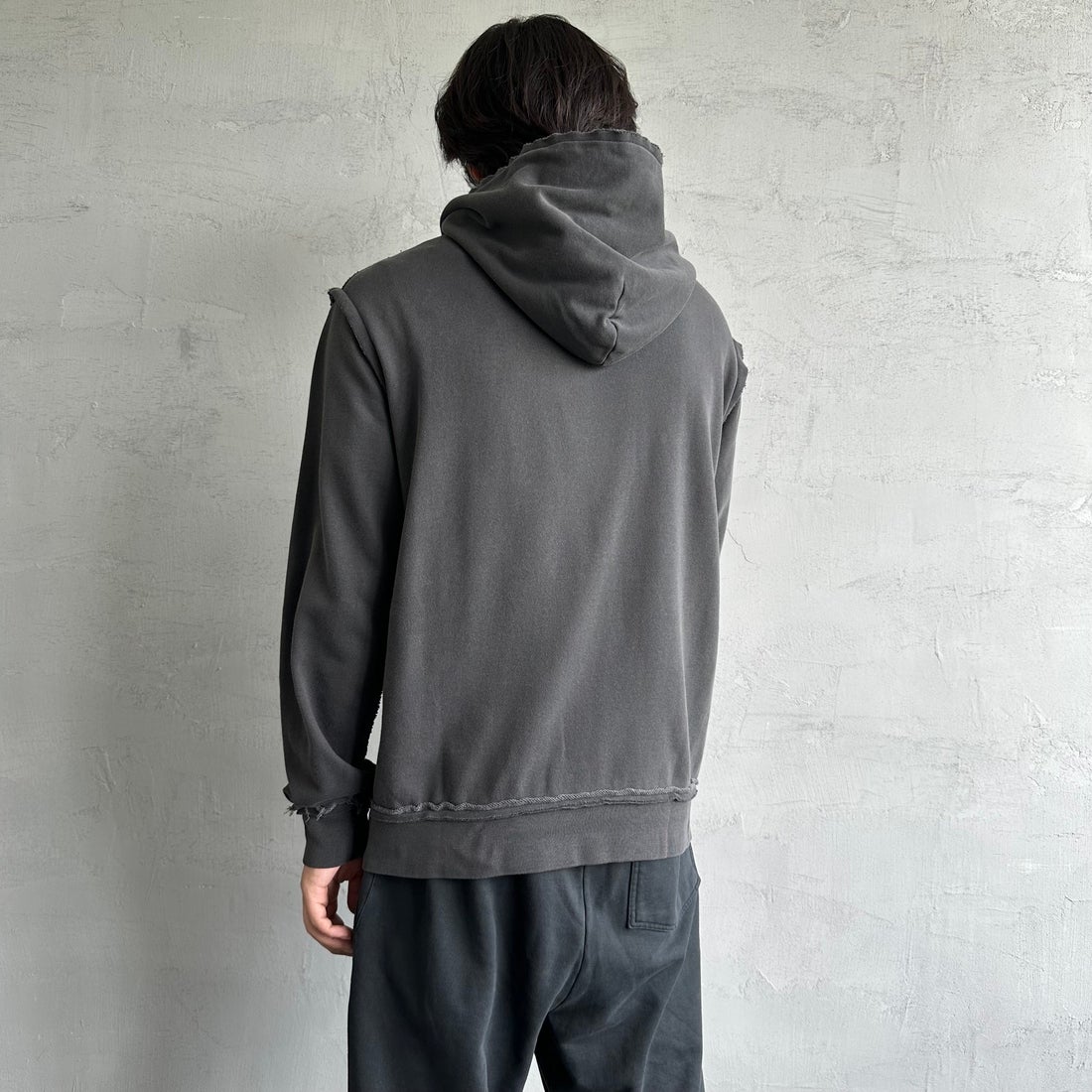 ONEITA [オニータ] 別注 インサイドアウト スウェットパーカー [2423-441IN-JF] CHARCOAL &&モデル身長：179cm 着用サイズ：M&&