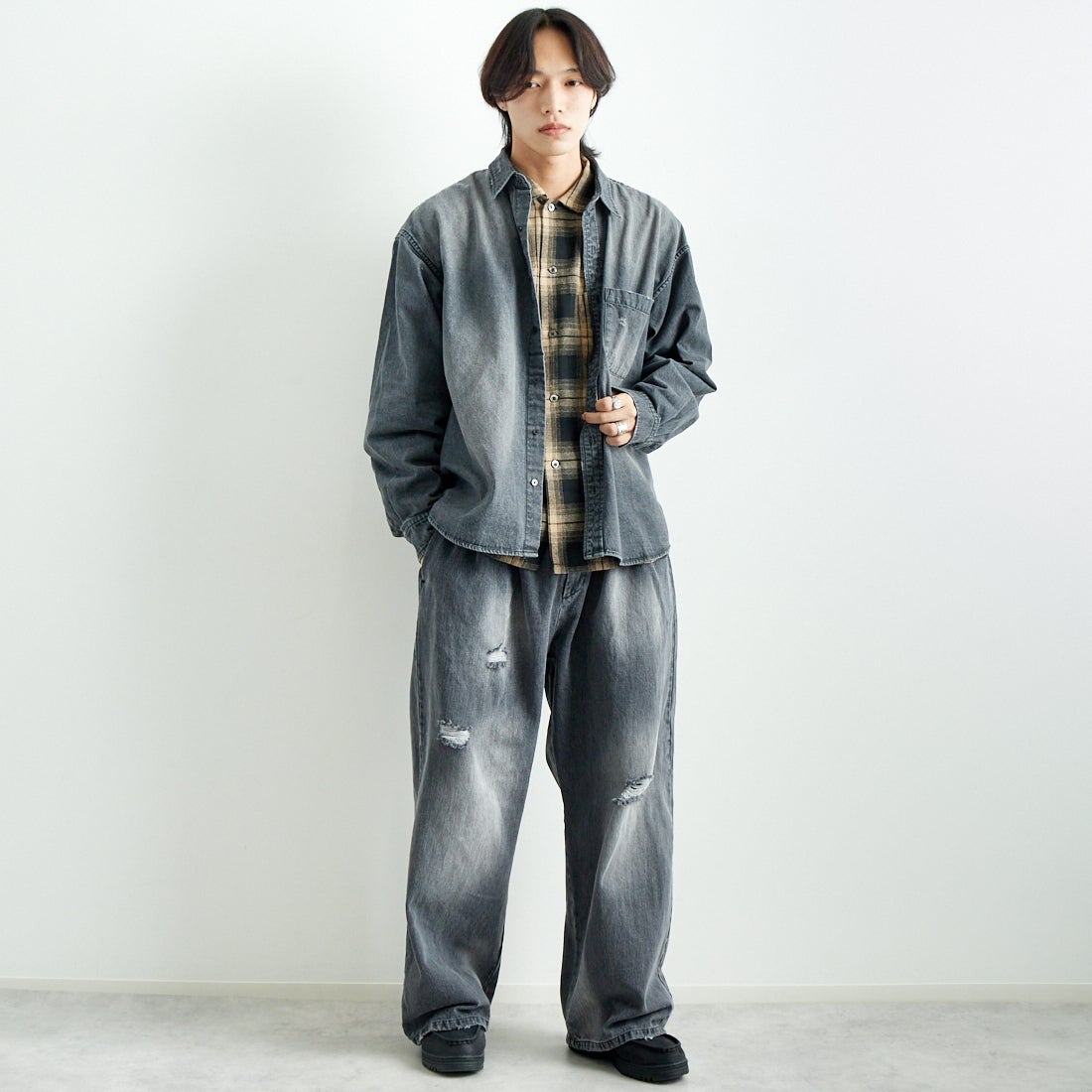 VALTA [ヴァルタ] 別注 デニムシャツ [VA24AW3040-JF] 710 BLACK &&モデル身長：179cm 着用サイズ：L&&